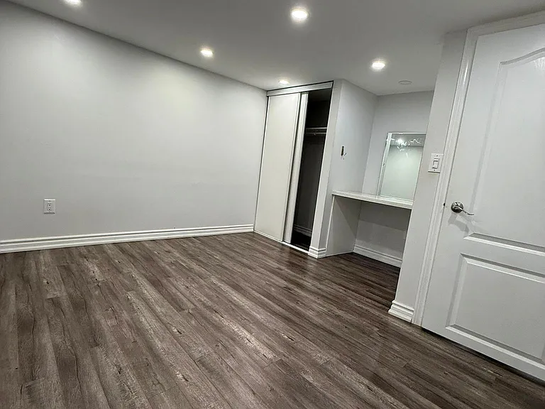 146 Brenda Cres #BASEMENT — Photo 3
