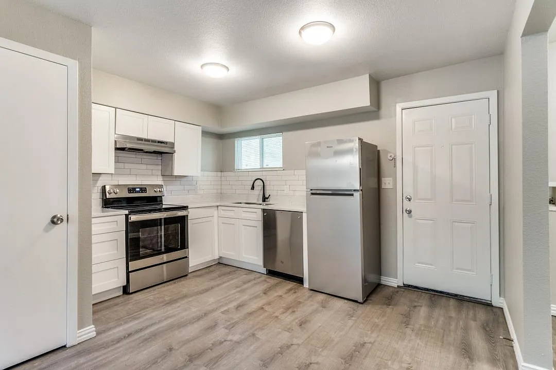 4 bed, 1300 sqft, $2,095 — Photo 3