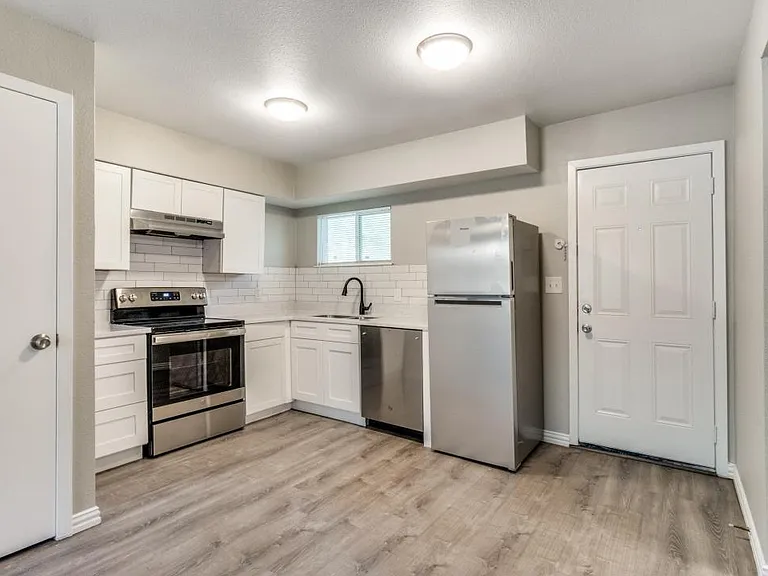 1516 Valley View St — Photo 3
