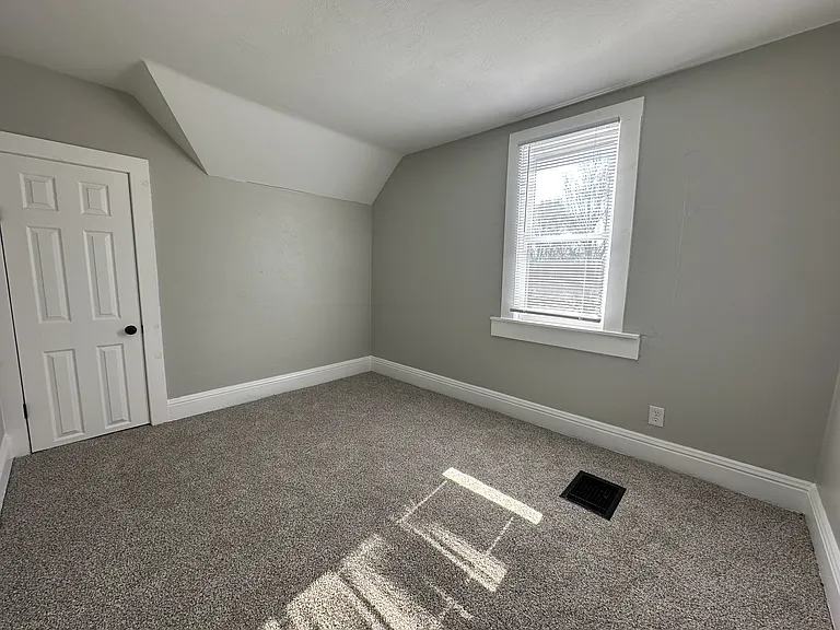 1105 Queen St — Photo 5