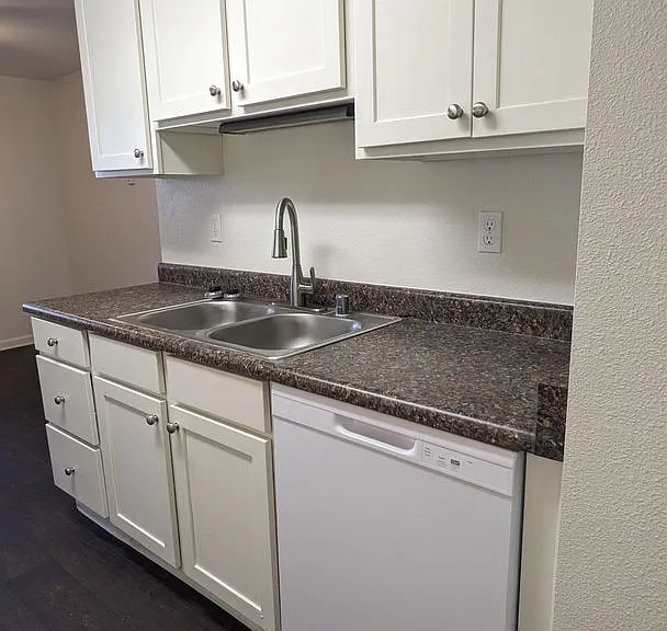 Royal Crest Townhomes — Photo 13