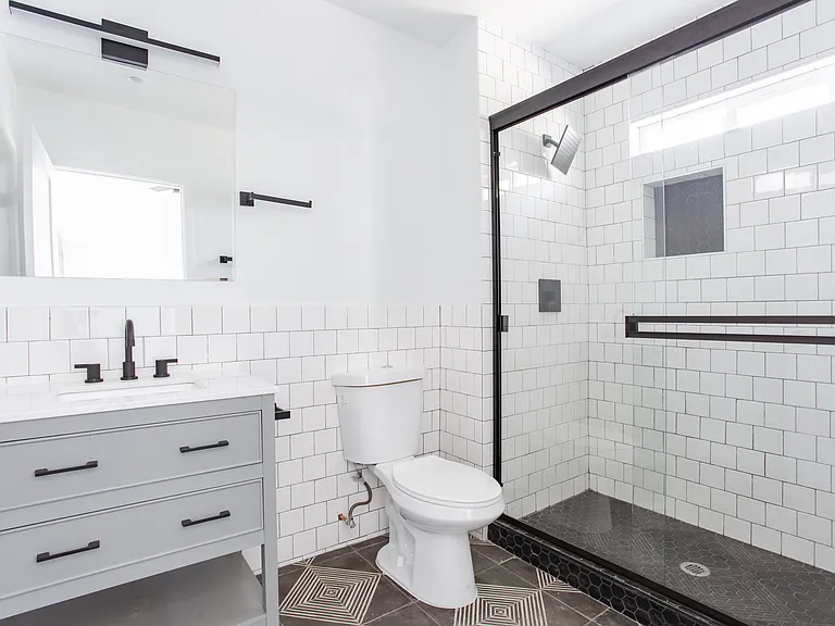 1158 W 37th St #5 — Photo 7