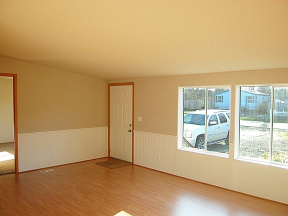 3rd image of 604 Chenois Ave NE