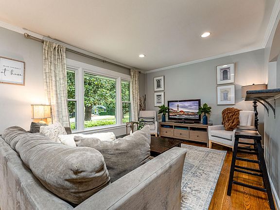 2nd image of 623 Barrywood Dr