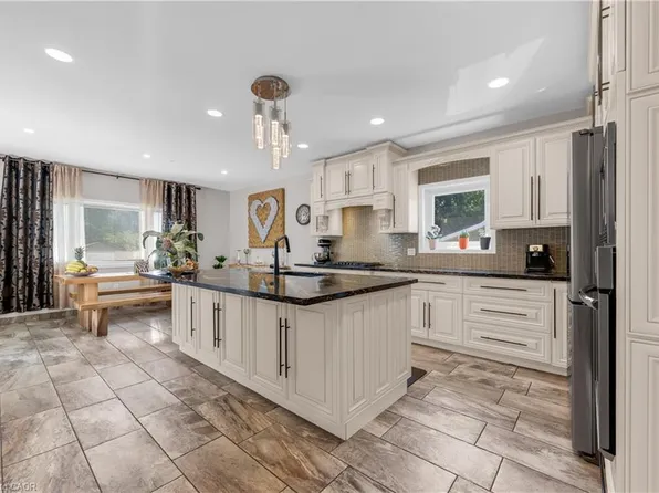 847 W 5th St, Hamilton, ON L9C 5R4
