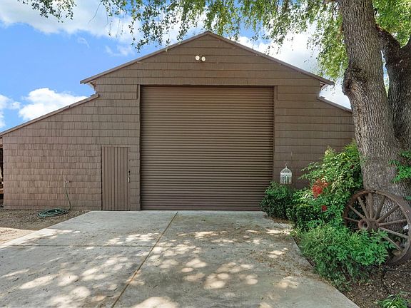 3rd image of 210 Melissa Way