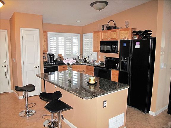 GRANITE COUNTERS AND CONTEMPORARY APPLIANCES