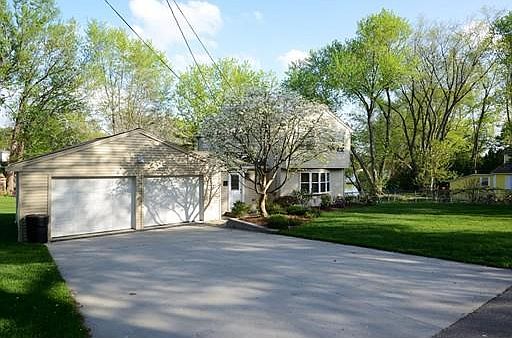 1st image of 8 Edgewater Dr