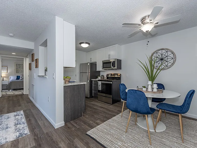 Windsor Place Apartments — Photo 13