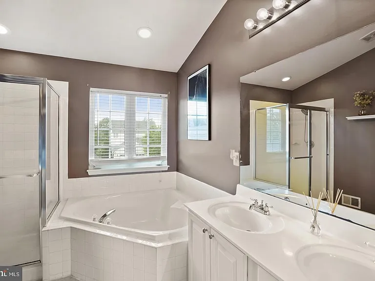 6755 Calthorpe Pl — Photo 10