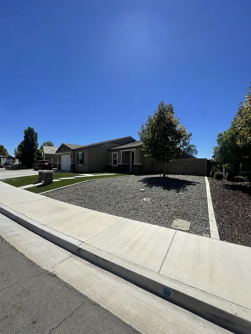 Modern Single-Story 4-Bedroom Home in Menifee — Photo 3