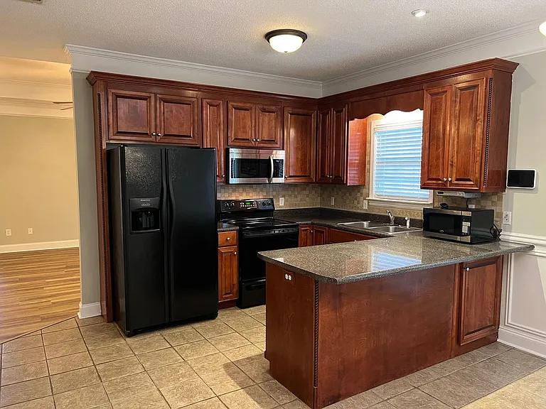 400 Manchester Ln — Photo 9