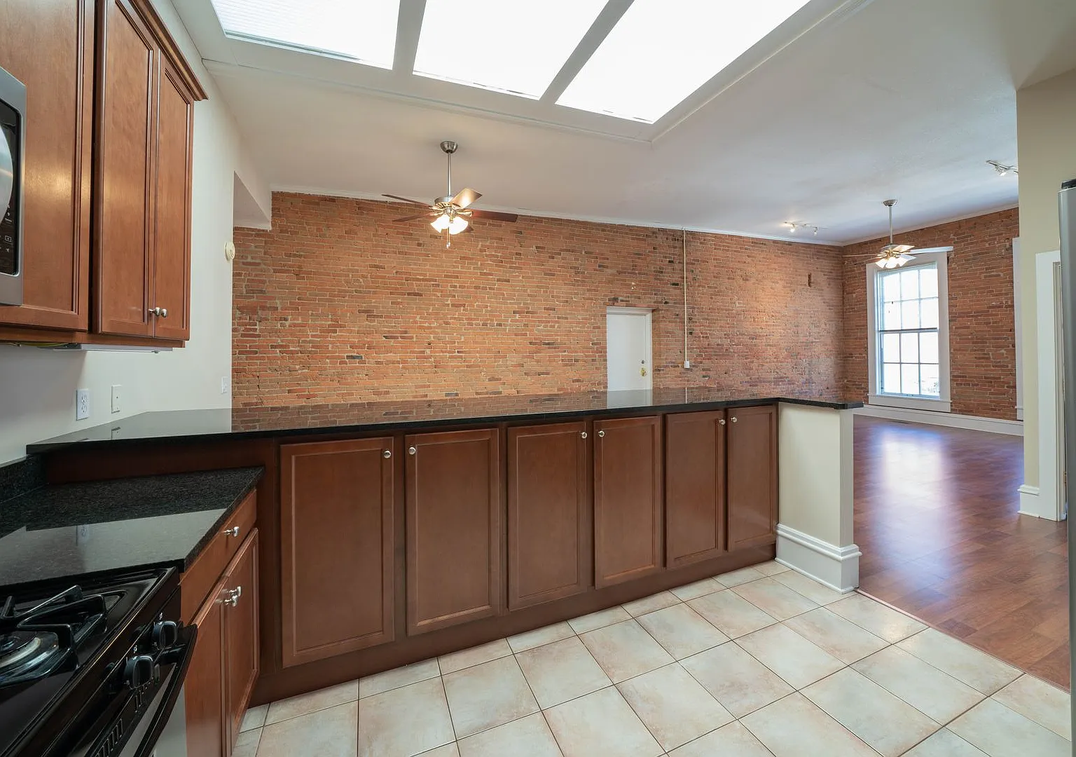 Peregrine 214 — Photo 1