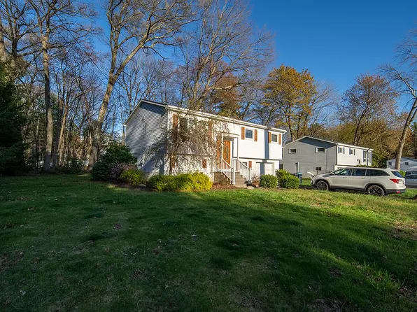 49 Walnut Dr, Clifton Park, NY 12065