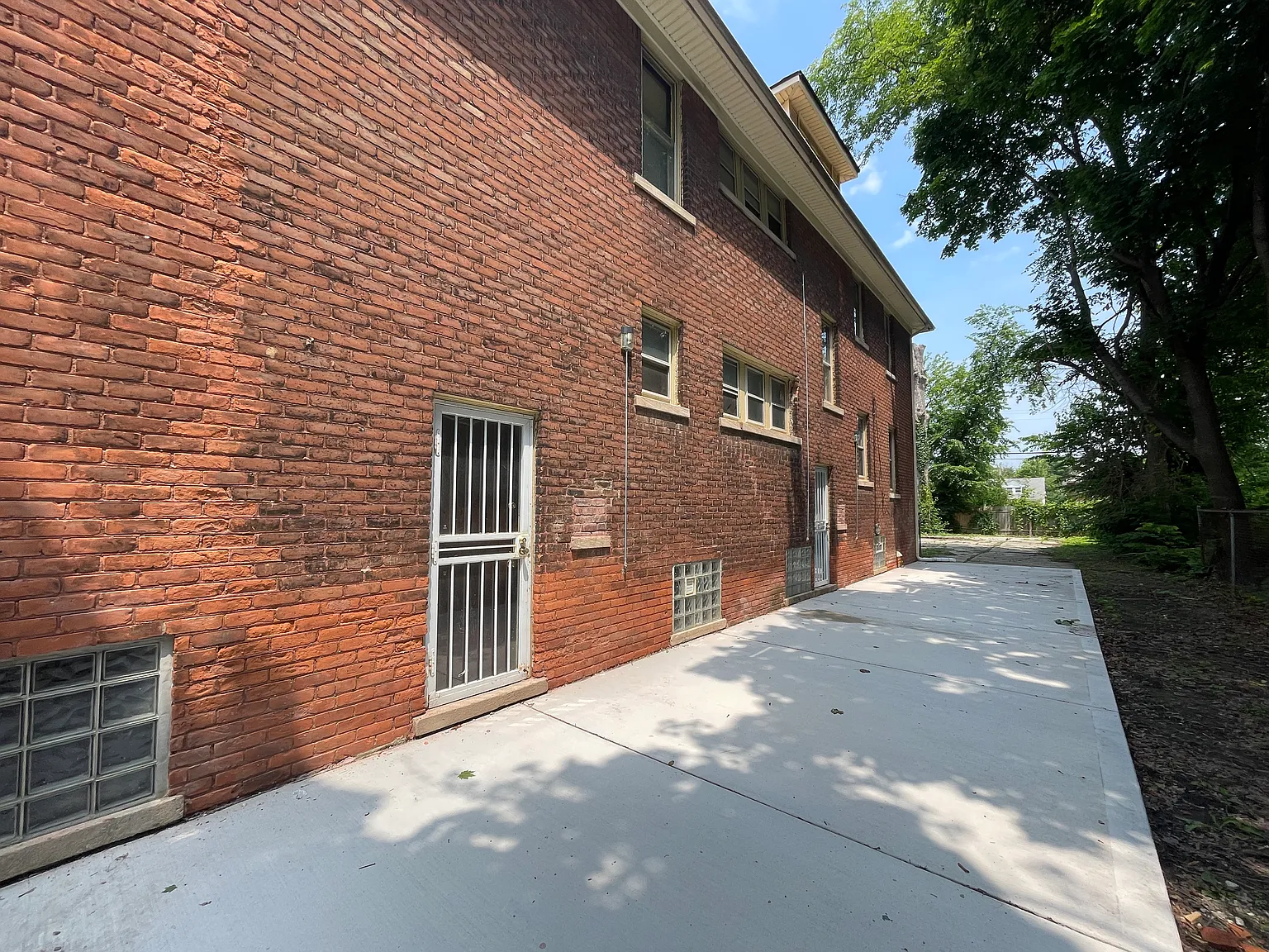 3 bed, 1600 sqft, $1,100 — Photo 4