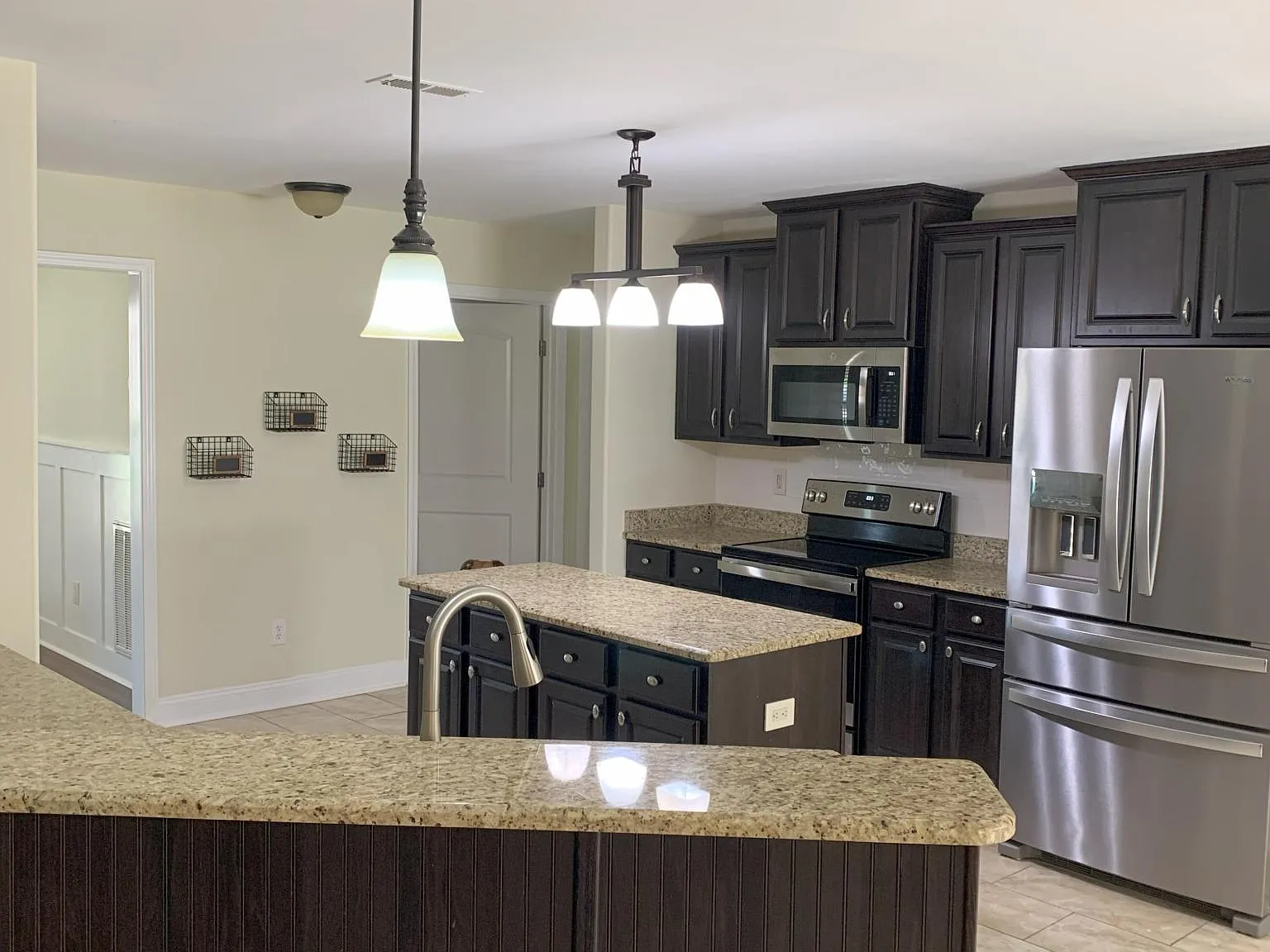 3 bed, 2318 sqft, $2,150 — Photo 3