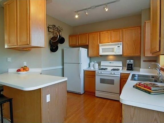 Kitchen and Breakfast Bar