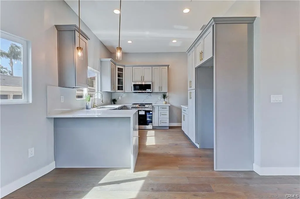 3 bed, 1300 sqft, $3,950 — Photo 2