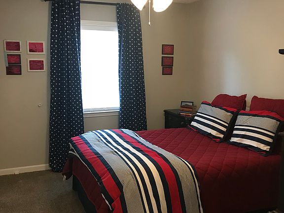 2nd BR with walk-in closet
