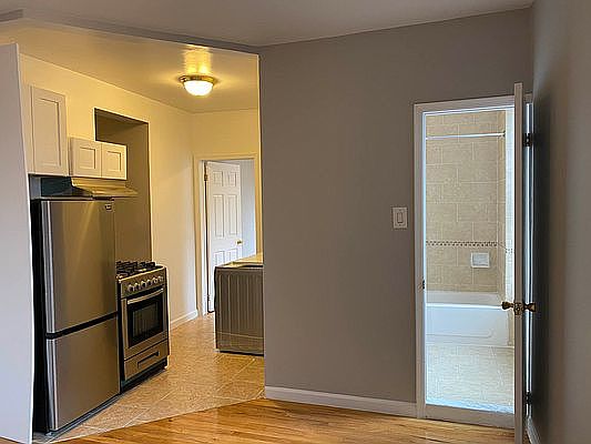 4th image of 1569 Lexington Ave APT 26