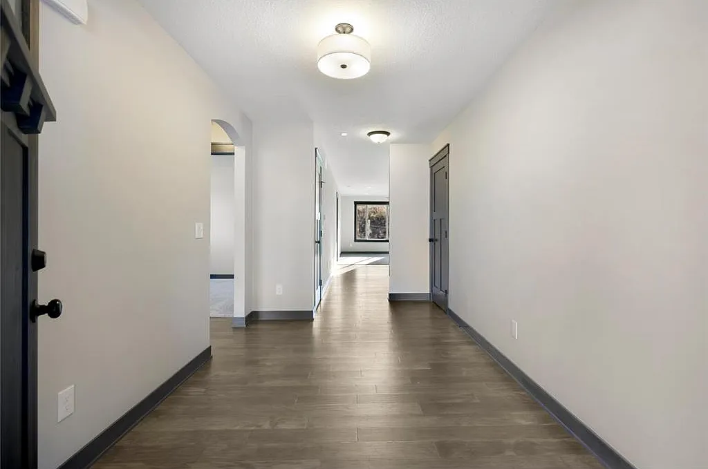 5 bed, 2760 sqft, $3,995 — Photo 3
