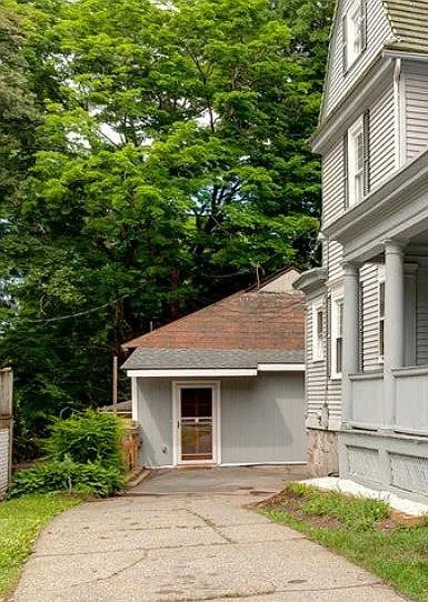 690 Pleasant St — Photo 2