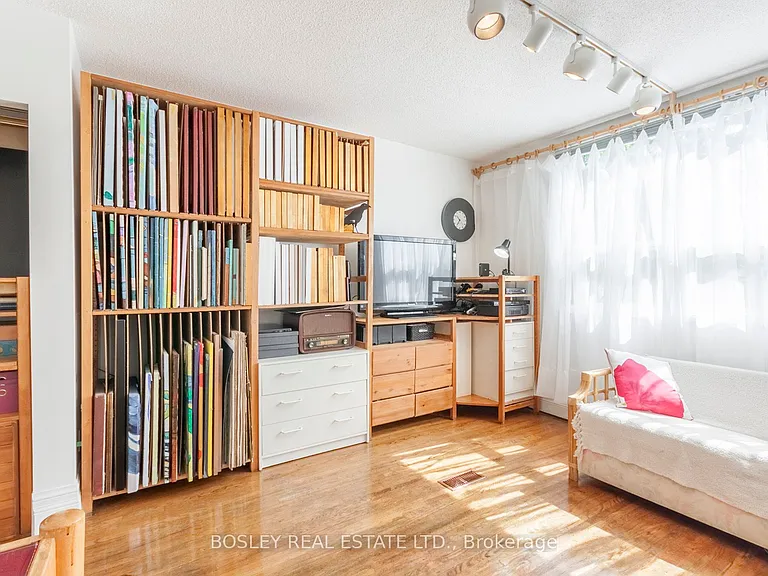 22 Martin Cres — Photo 23