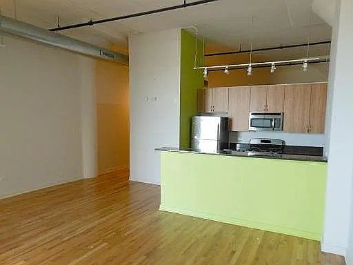 3rd image of 1224 W Van Buren St APT 511