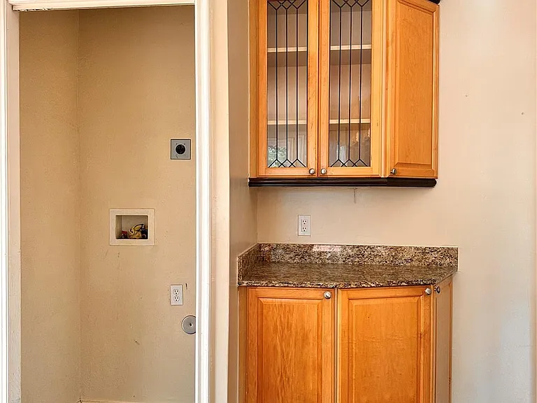 2222 Carnes St — Photo 35