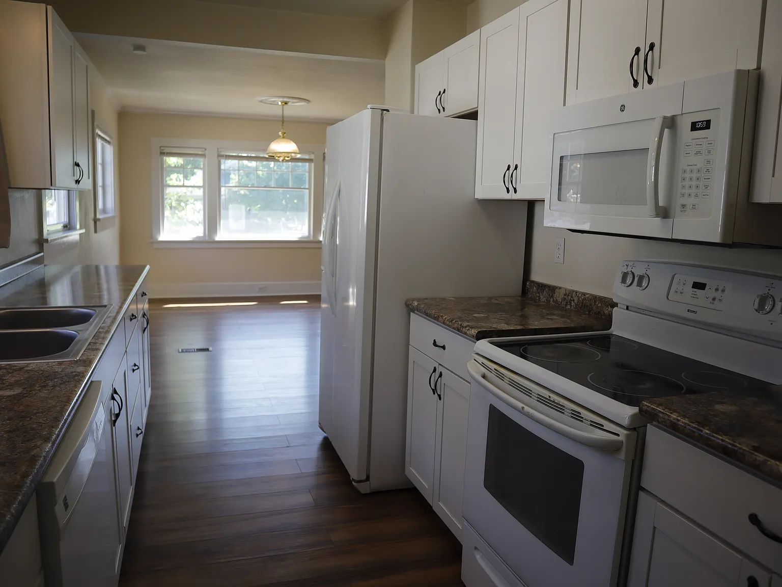 3 bed, 1927 sqft, $2,000 — Photo 4