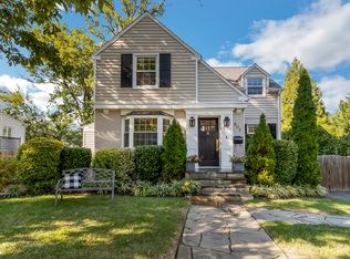 903 Crescent Dr, Alexandria, VA 22302