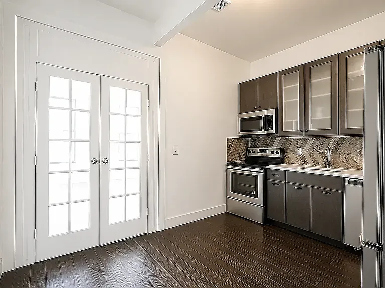 1110 Halsey St #6 — Photo 3