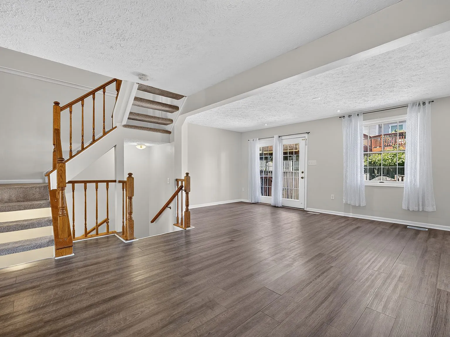 3 bed, 2.5 bath, 1320 sqft, $2,600 — Photo 2