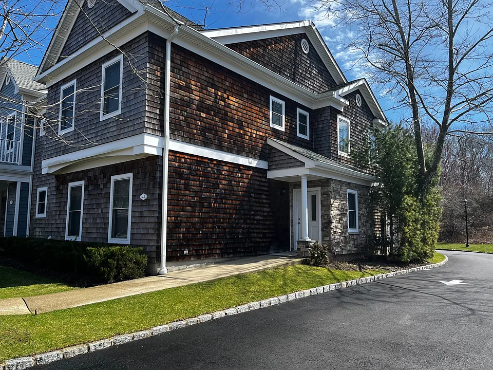 44 Andrew Ct