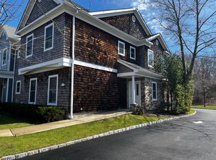 44 Andrew Ct, Southampton, NY 11968