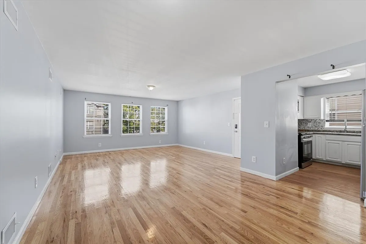 3 bed, 1200 sqft, $2,650 — Photo 3