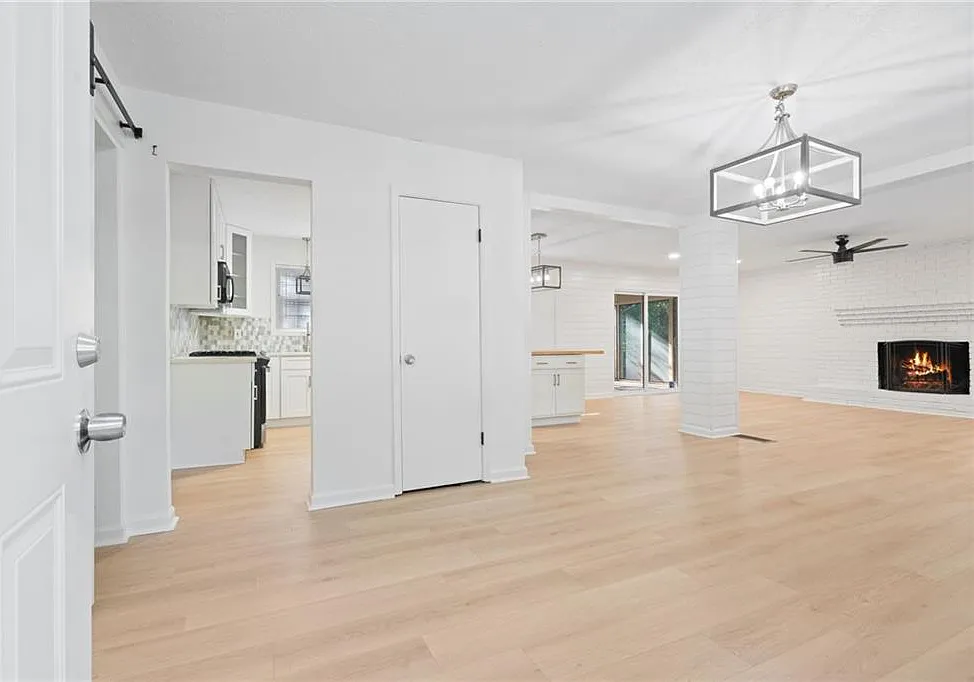 3 bed, 2.0 bath, 1870 sqft, $2,400 — Photo 3
