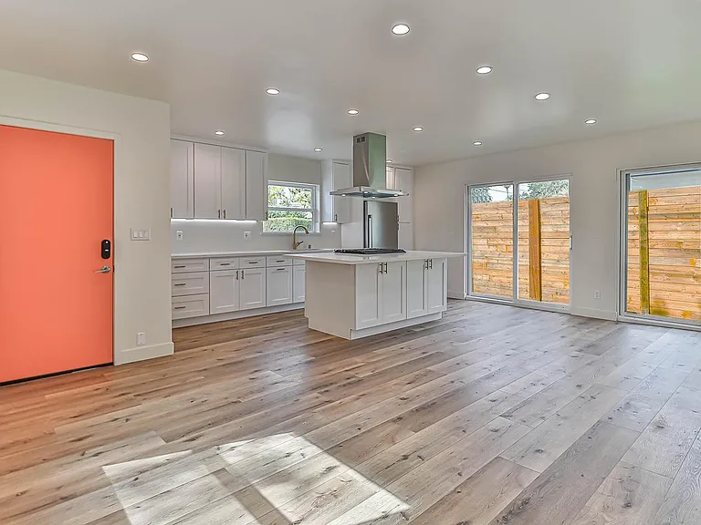 11801 Albers St — Photo 4