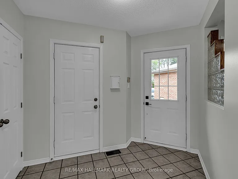 146 College Cir — Photo 3