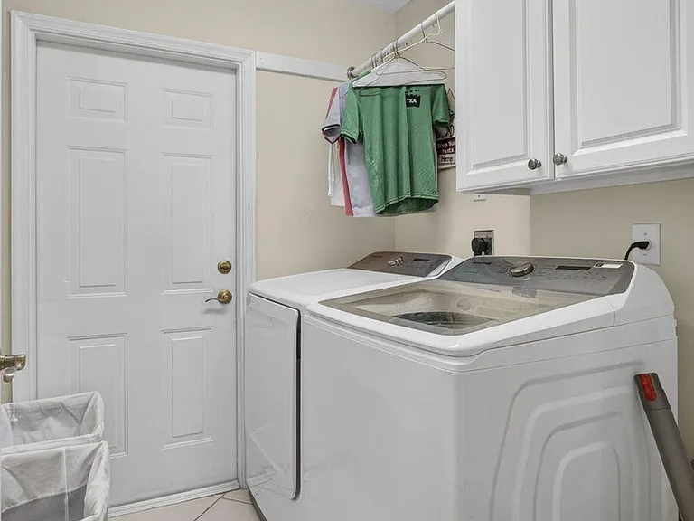146 Fernwood Cres — Photo 16