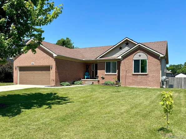 4860 Camelot Dr, Smiths Creek, MI 48074