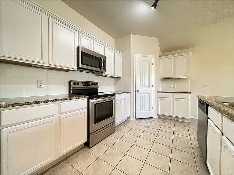 1007 Riverstone Trl — Photo 11