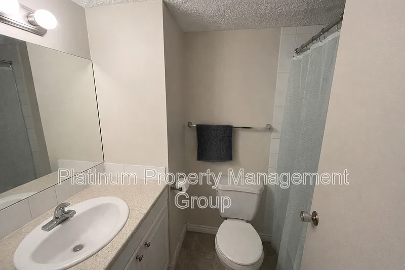 Building Photo - 923 3rd Ave NW #102