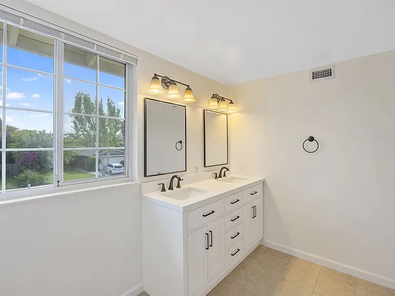 2087 Rhoda St — Photo 18