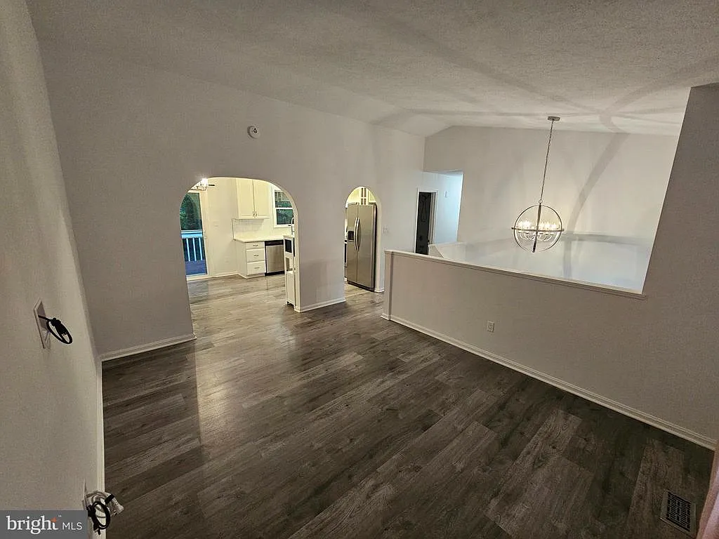 3 bed, 2.0 bath, 1352 sqft, $2,500 — Photo 3