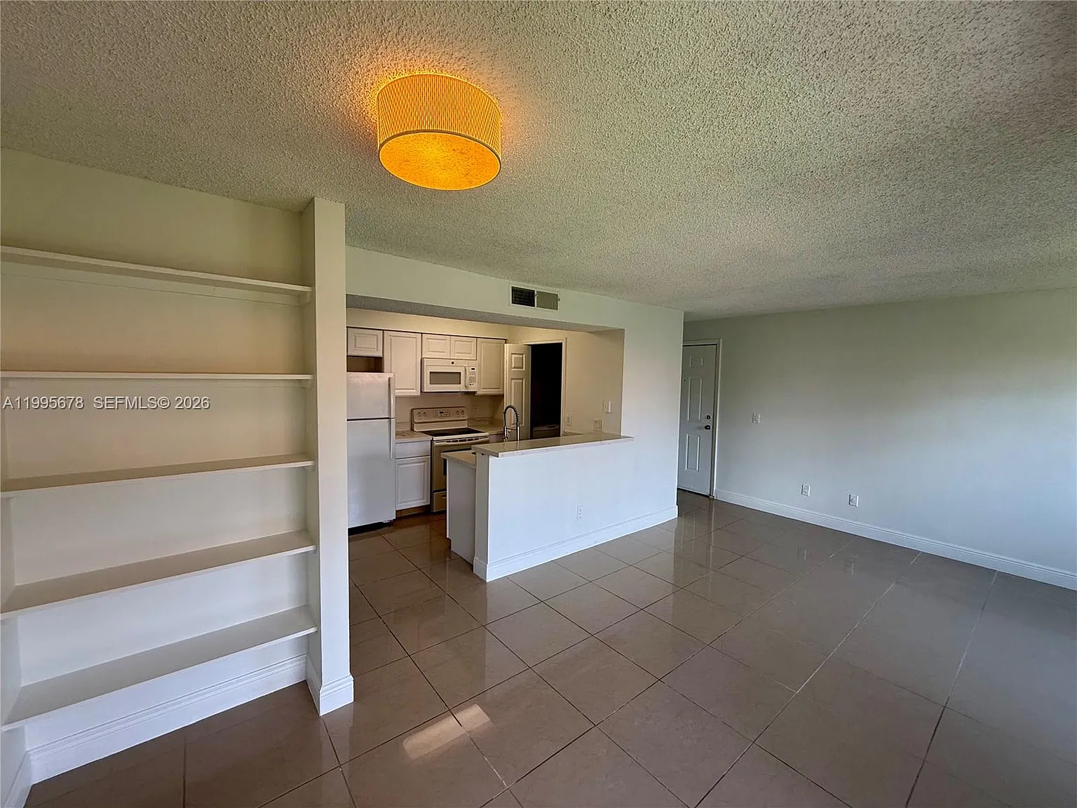 Royal Poinciana Condo — Photo 4