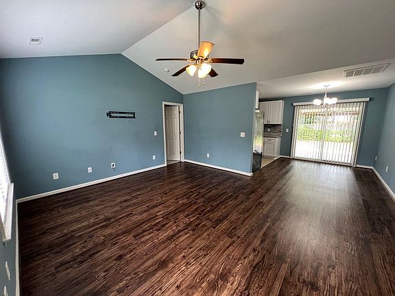 3rd image of 208 Birch Creek Dr