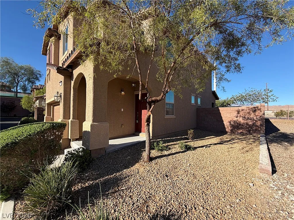 3 bed, 2.5 bath, 1734 sqft, $2,350 — Photo 2