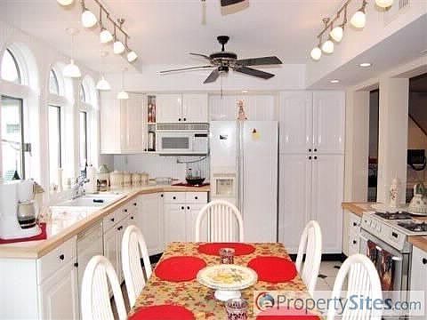 4th image of 20 Strathmore Village Dr