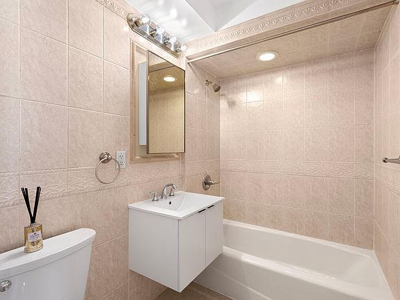 5th image of 156 Sackett St APT 5D